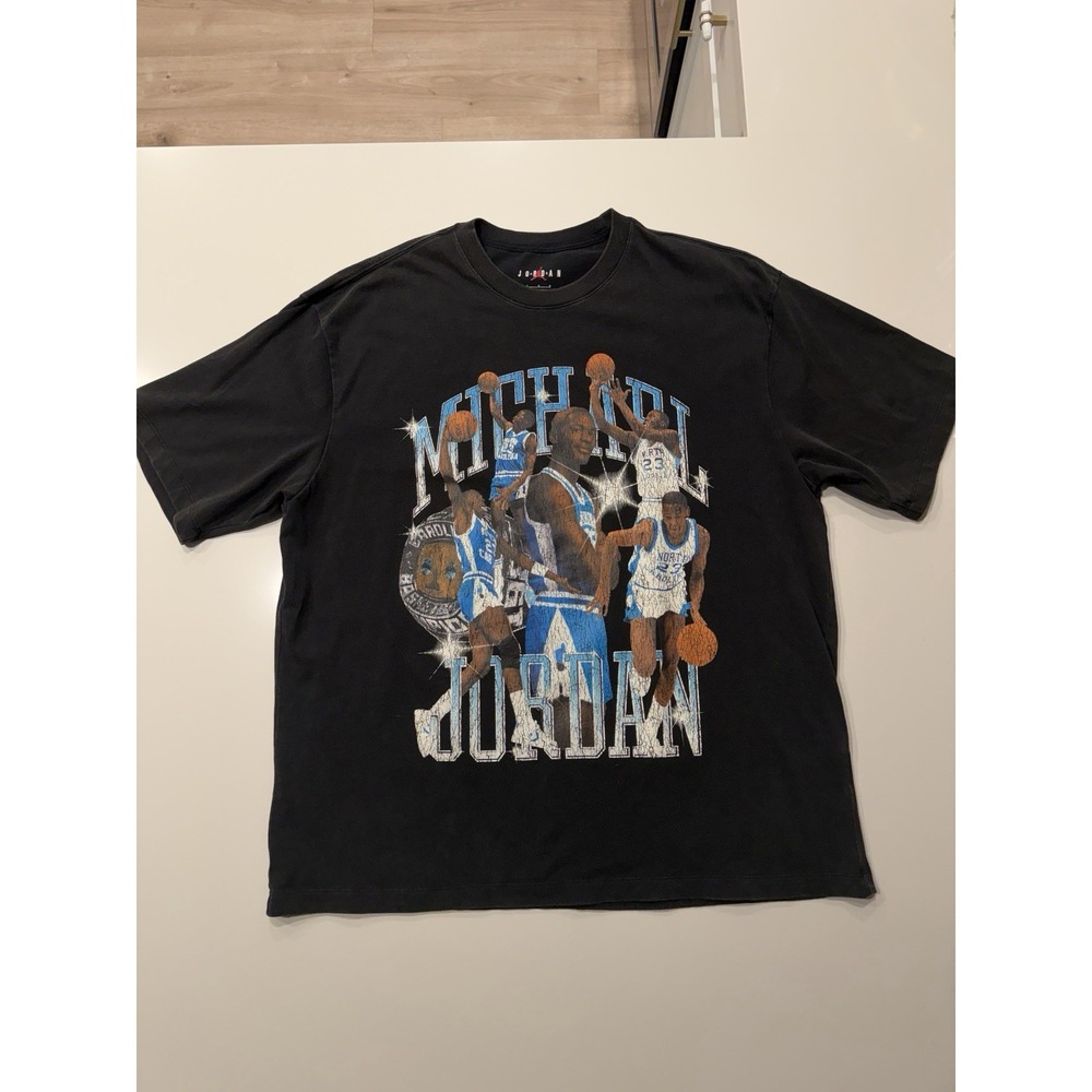 Jordan Flight Essentials MJ UNC Graphic Tee HQ8940-010 Black Men L Pre-Owned